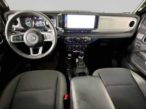 Used 2025 Jeep Wrangler Unlimited Sahara AWD/4WD image 7