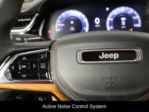Used 2025 Jeep Grand Cherokee L Summit AWD/4WD image 8