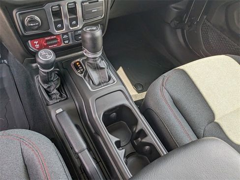 Used 2025 Jeep Wrangler Rubicon image 16