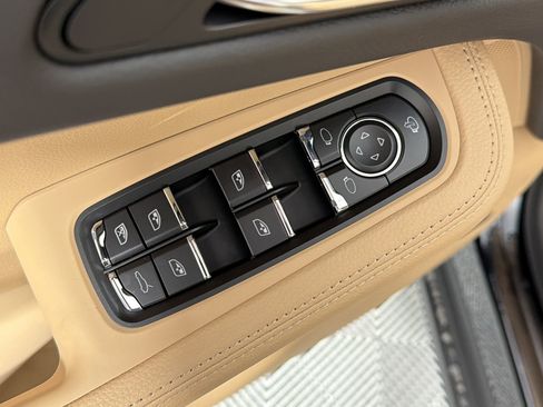 Used 2026 Porsche Macan AWD/4WD image 13