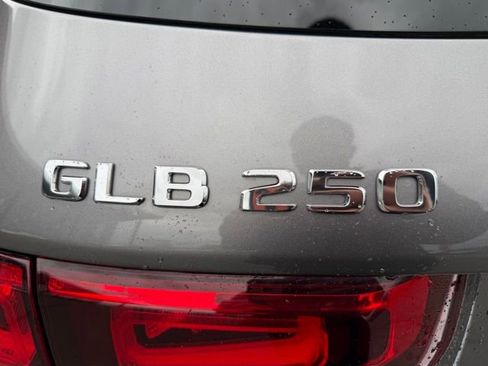 Used 2021 Mercedes-Benz GLB 250 4MATIC image 9