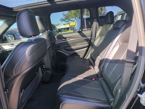 Used 2023 Jeep Grand Cherokee Overland image 16