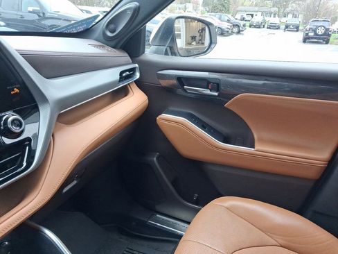 Used 2021 Toyota Highlander Platinum image 21