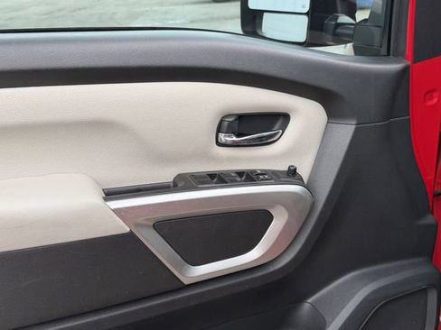 Used 2021 Nissan Titan SV w/ SV Convenience Package RWD image 12