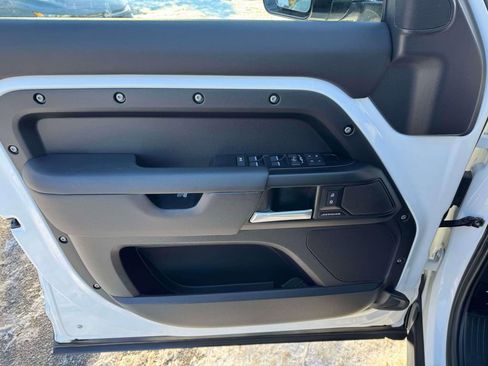 Used 2025 Land Rover Defender 110 S image 16