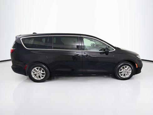 Used 2024 Chrysler Pacifica Touring-L FWD image 10