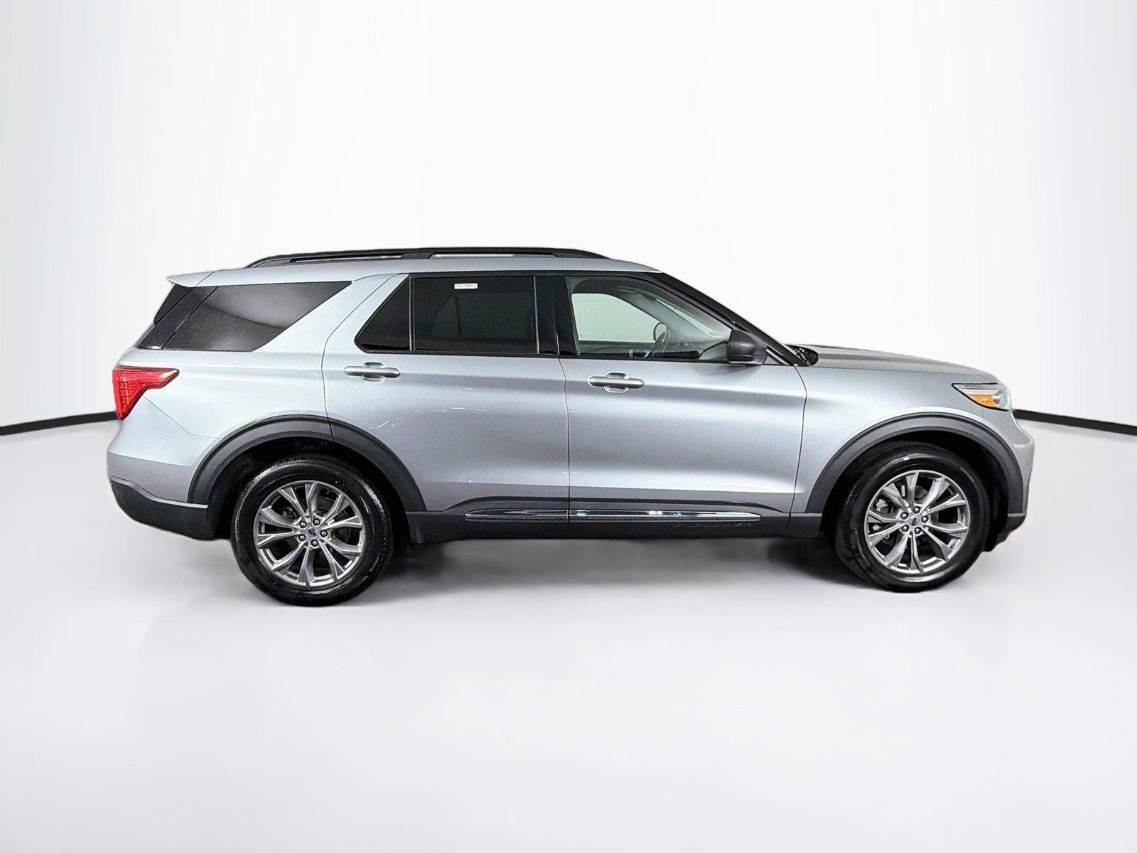Used 2022 Ford Explorer XLT w/ Equipment Group 202A AWD/4WD image 12