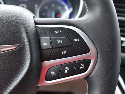 Used 2023 Chrysler Pacifica Touring-L FWD image 33