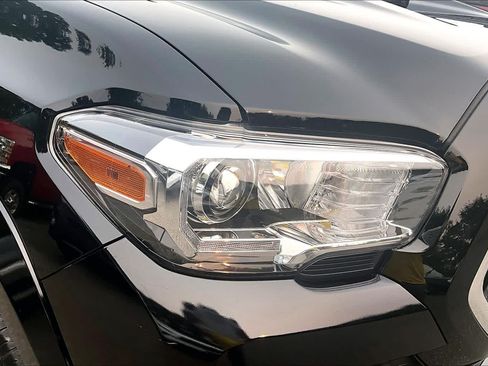 Certified 2018 Toyota Tacoma TRD Sport AWD/4WD image 26
