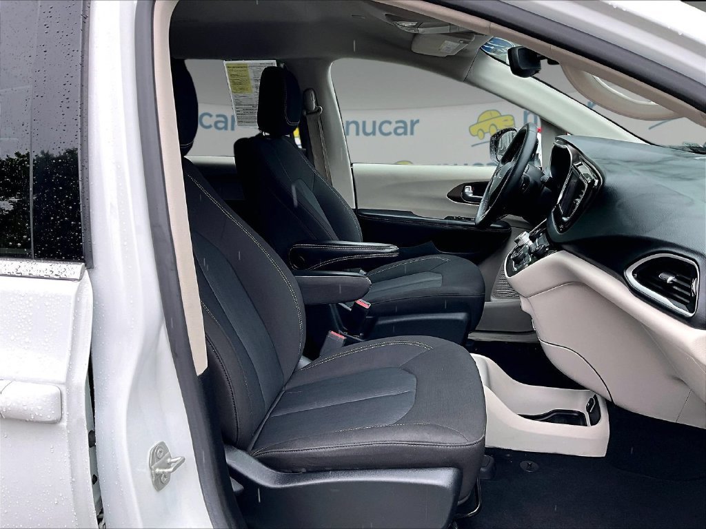 Used 2023 Chrysler Voyager LX FWD image 11