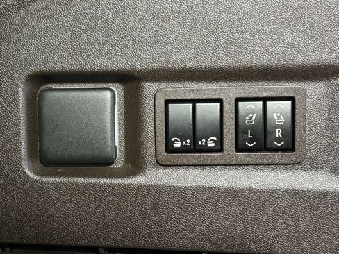 Used 2022 GMC Yukon SLT w/ SLT Premium Package AWD/4WD image 16