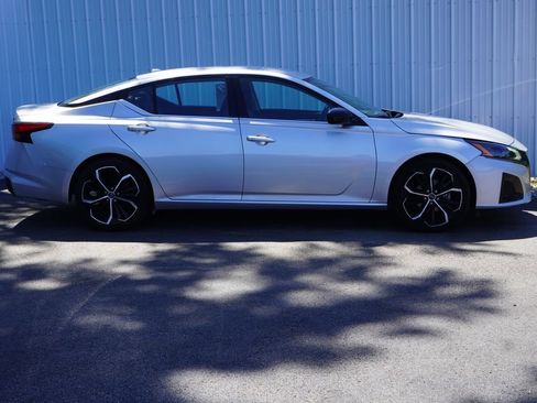 Used 2024 Nissan Altima 2.5 SR FWD image 2