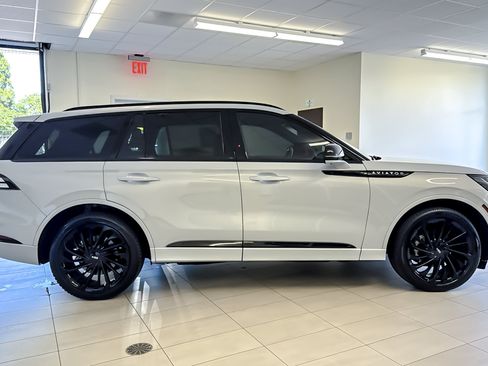 Certified 2025 Lincoln Aviator Reserve w/ Equipment Group 201A AWD/4WD image 3