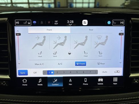 Used 2025 Chrysler Pacifica Limited image 23