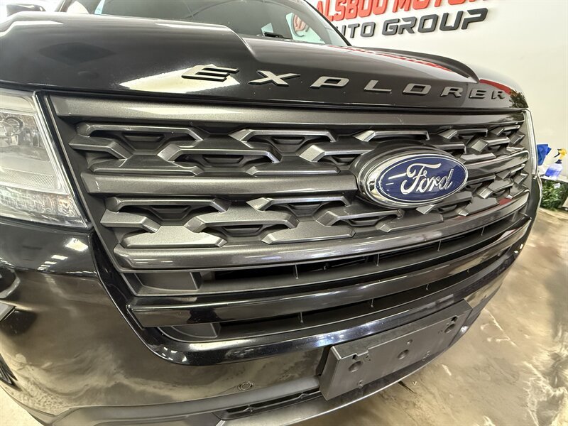 Used 2018 Ford Explorer XLT w/ Equipment Group 202A FWD image 11