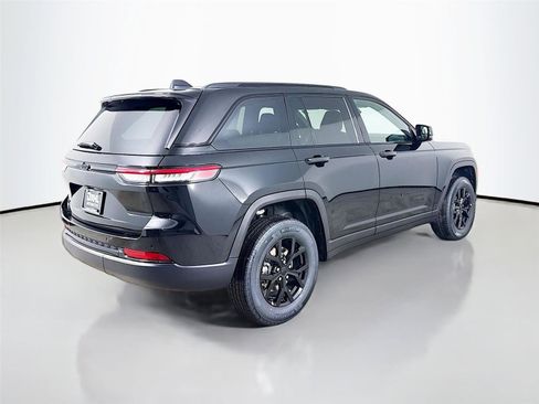 New 2025 Jeep Grand Cherokee Altitude image 7