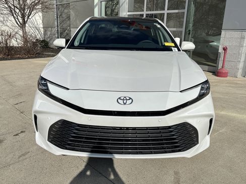 Used 2025 Toyota Camry XLE w/ Premium Plus Package image 3