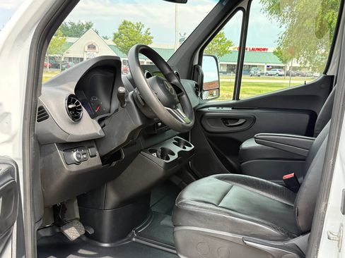 Used 2021 Mercedes-Benz Sprinter 4500 image 13