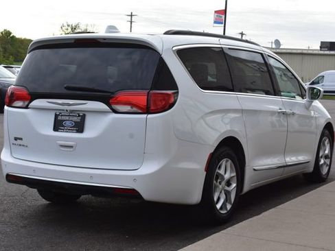 Used 2017 Chrysler Pacifica Touring-L w/ Tire & Wheel Group FWD image 10
