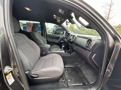 Used 2018 Toyota Tacoma TRD Off-Road w/ Technology Package image 30