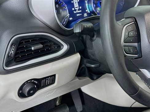 Used 2024 Chrysler Pacifica Touring-L FWD image 17