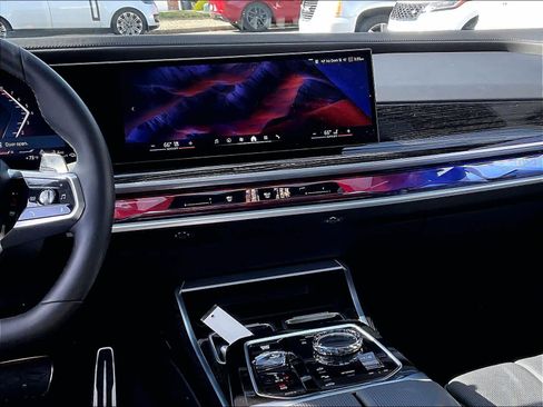 Used 2025 BMW 750e xDrive image 8