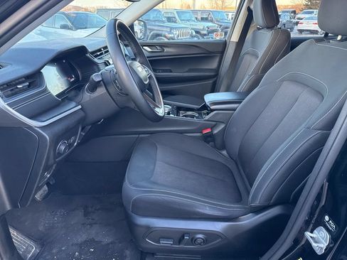 Used 2023 Jeep Grand Cherokee Laredo AWD/4WD image 15