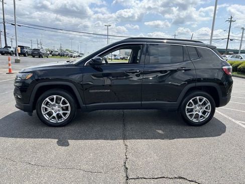 Used 2022 Jeep Compass Latitude w/ Sun and Sound Group AWD/4WD image 4
