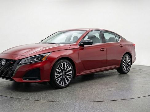 Used 2025 Nissan Altima 2.5 SV image 3