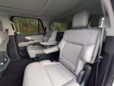 Certified 2025 Ford Expedition Active image 29