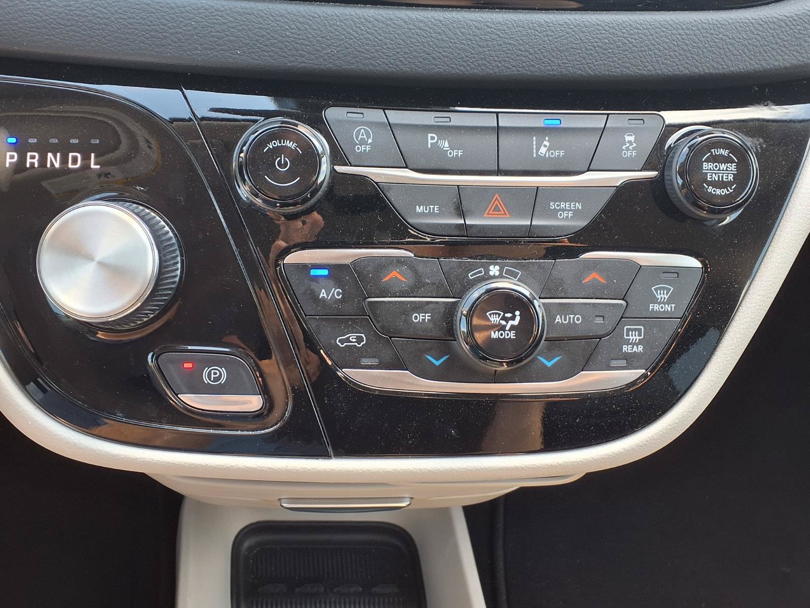 Used 2024 Chrysler Pacifica Touring-L FWD image 6