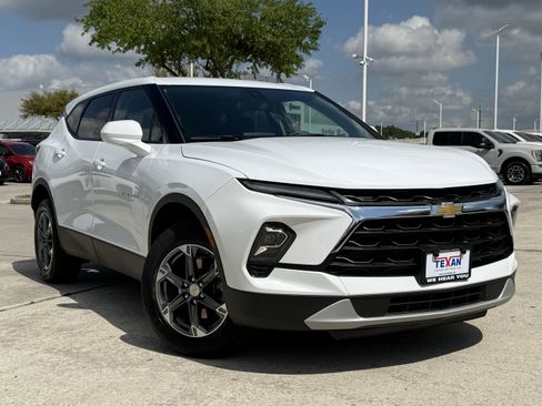 Used 2025 Chevrolet Blazer LT image 2
