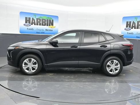 Used 2024 Chevrolet Trax LS FWD image 2