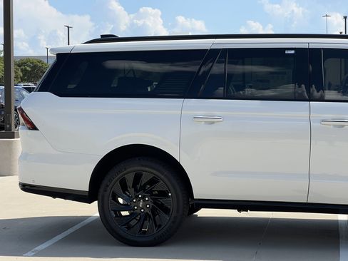 New 2025 Lincoln Navigator L Reserve w/ Jet Appearance Package image 11