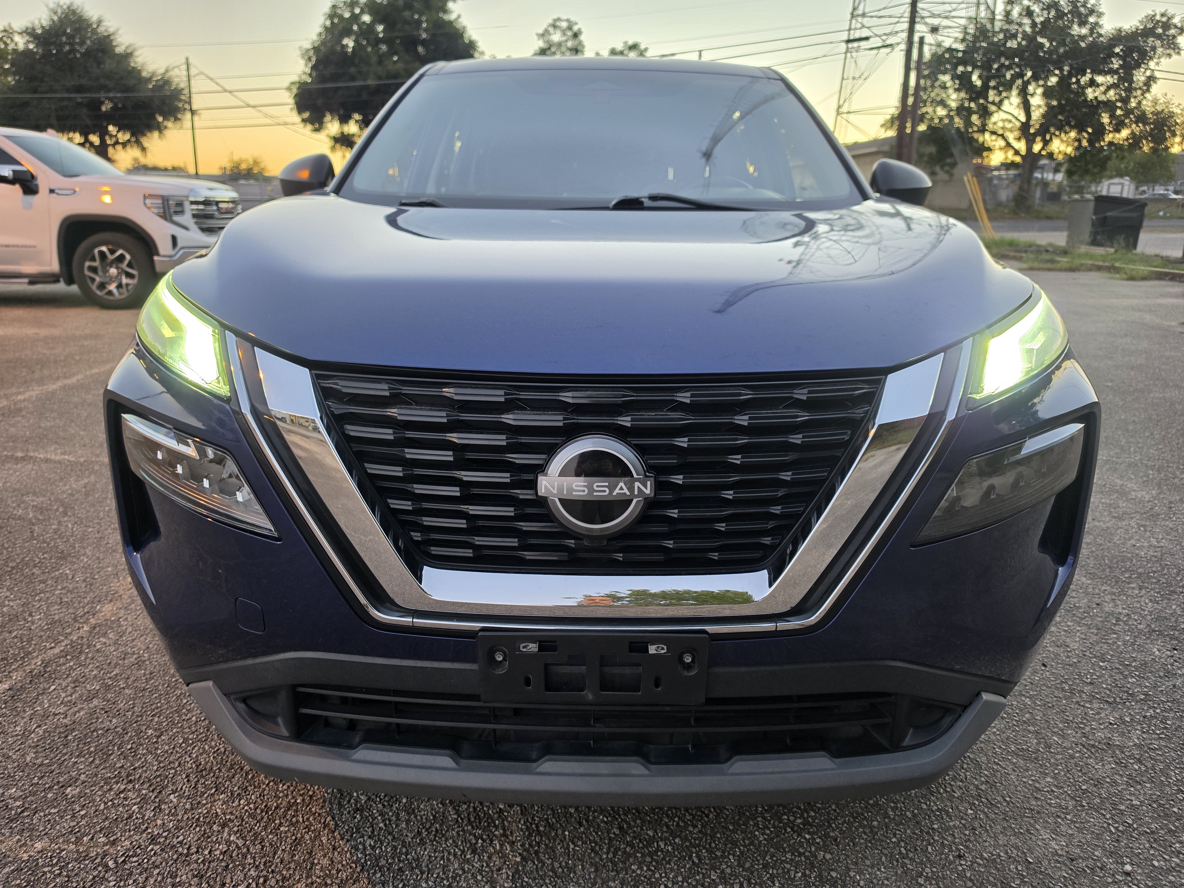 Used 2022 Nissan Rogue S FWD image 2