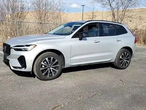 Used 2025 Volvo XC60 B5 Plus image 4