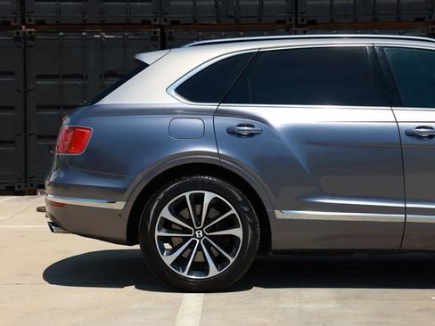Used 2018 Bentley Bentayga AWD/4WD image 31