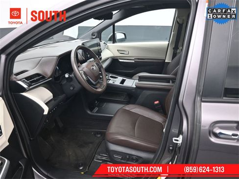 Used 2024 Toyota Sienna Platinum image 9