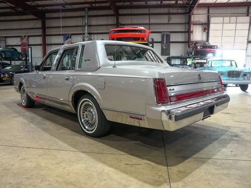 Used 1988 Lincoln Town Car Signature RWD image 6