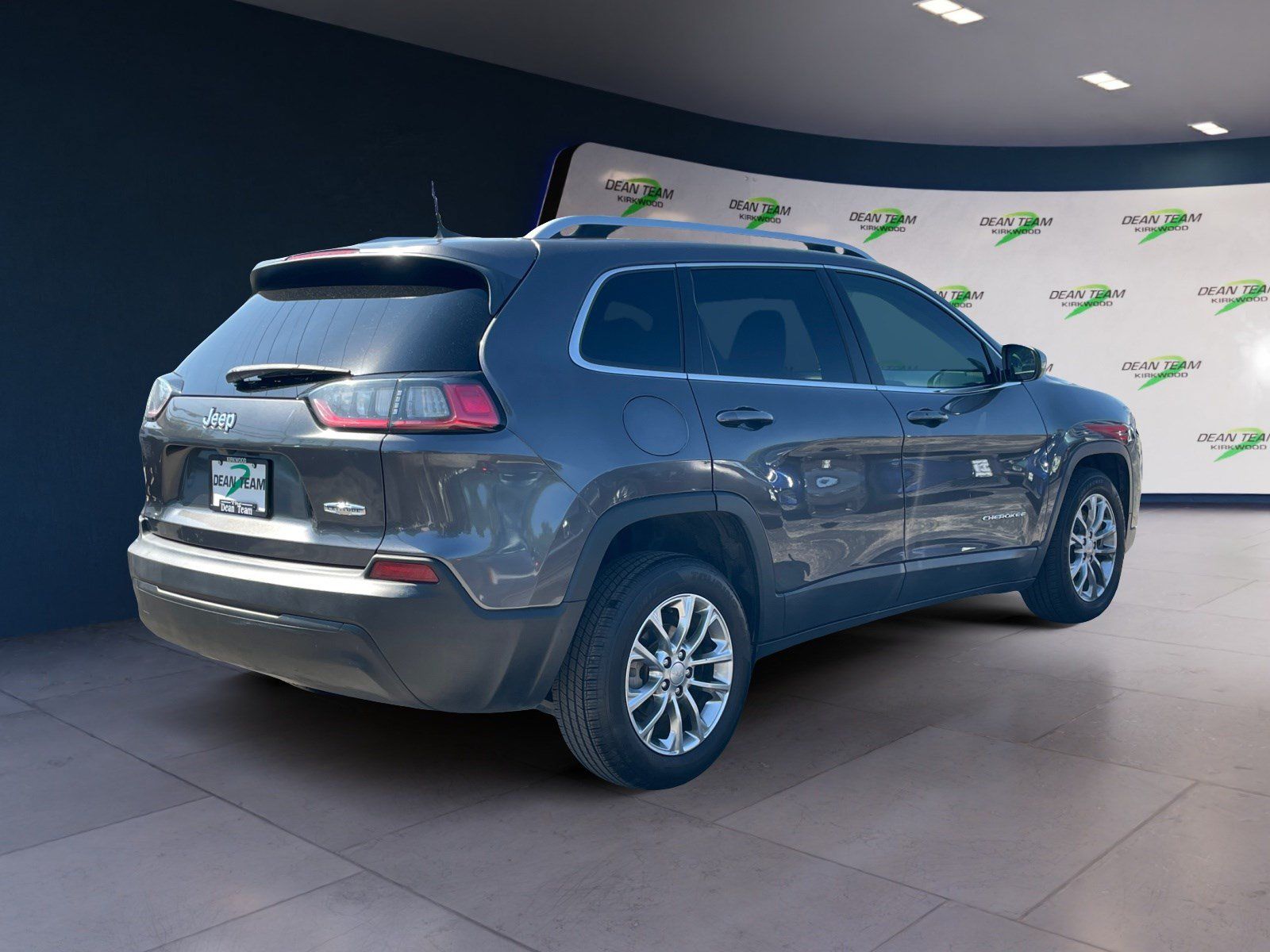 Used 2019 Jeep Cherokee Latitude Plus w/ Comfort/Convenience Group FWD image 3
