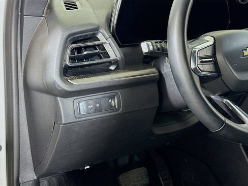 Used 2025 Chevrolet Traverse LT FWD image 8