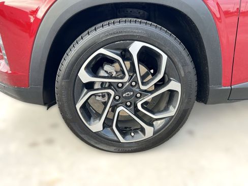 Used 2025 Chevrolet Trax RS w/ Sunroof Package image 11