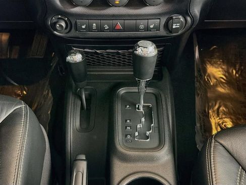 Used 2013 Jeep Wrangler Unlimited Sahara w/ Dual Top Group AWD/4WD image 17