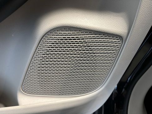 Used 2024 Chrysler Pacifica Touring-L image 12