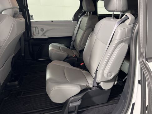 Used 2025 Toyota Sienna XLE image 25