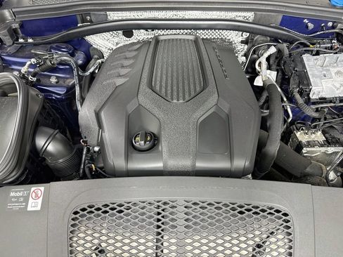 Certified 2025 Porsche Macan AWD/4WD image 32