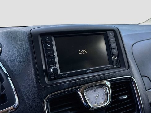 Used 2015 Chrysler Town & Country Touring FWD image 14