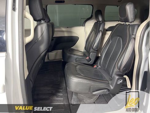 Used 2020 Chrysler Pacifica Touring-L image 11