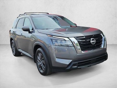Used 2022 Nissan Pathfinder SV image 3