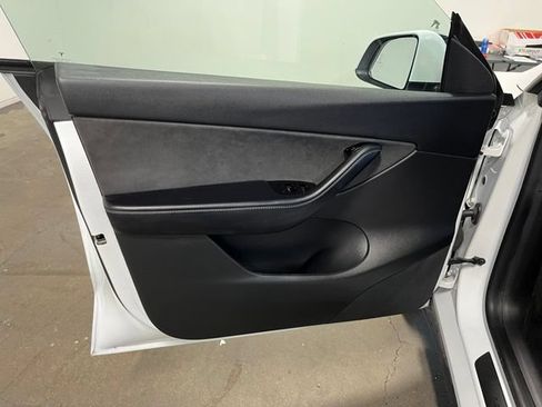 Used 2021 Tesla Model Y Long Range AWD/4WD image 24